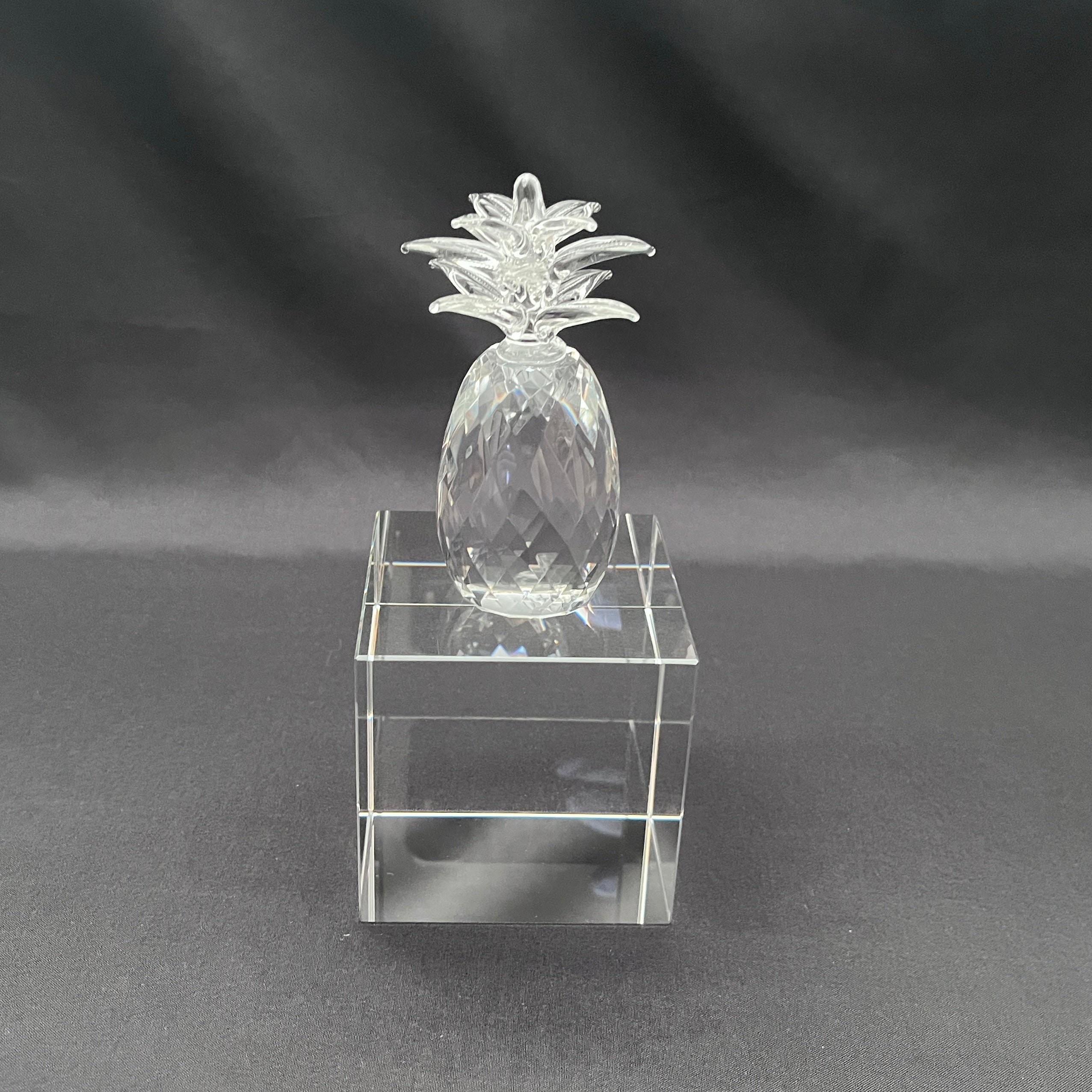 Crystal pineapple on base 